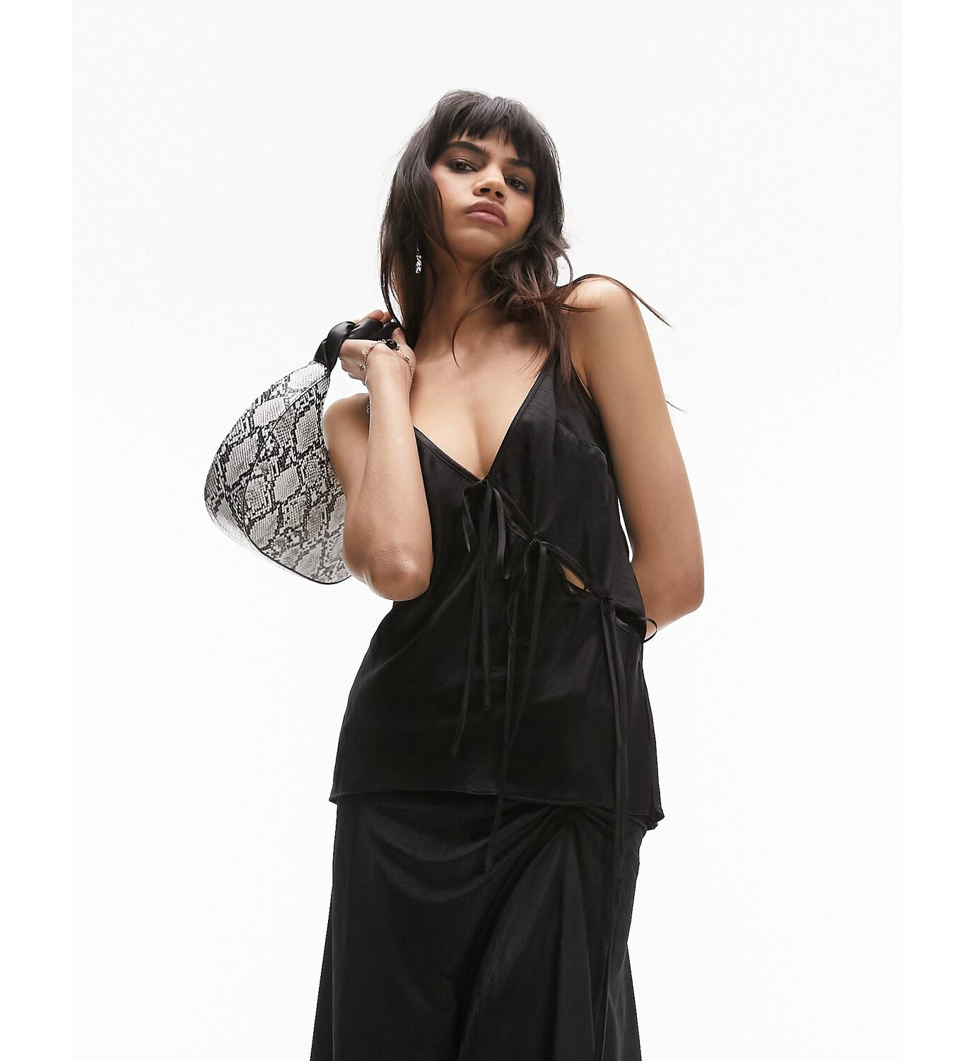 

Черная майка с диагональным галстуком Topshop