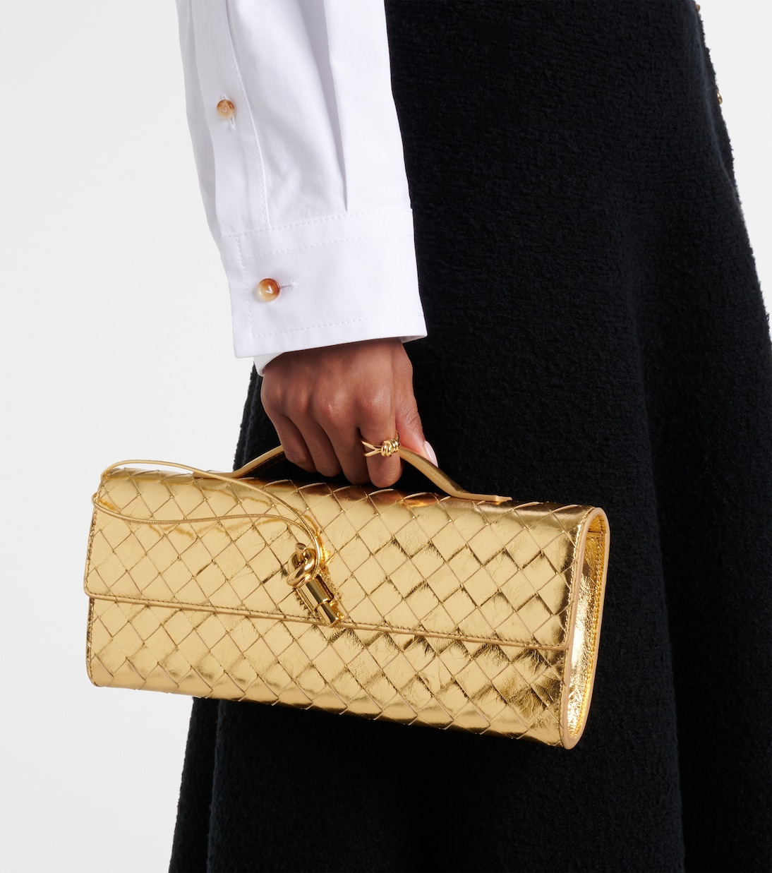Клатч Andiamo Intrecciato из металлизированной кожи с плетеным узором Bottega Veneta, Gold / Muse Brass — фото 2