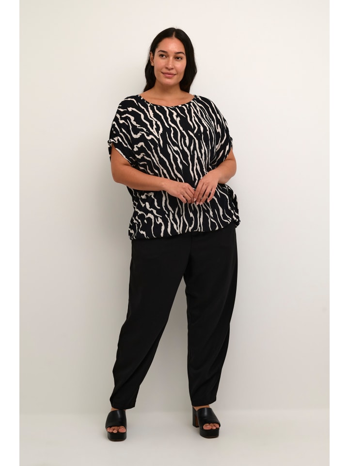 

Блузка KCami с короткими рукавами, свободного кроя, черного цвета с принтом античная зебра. KAFFE curve