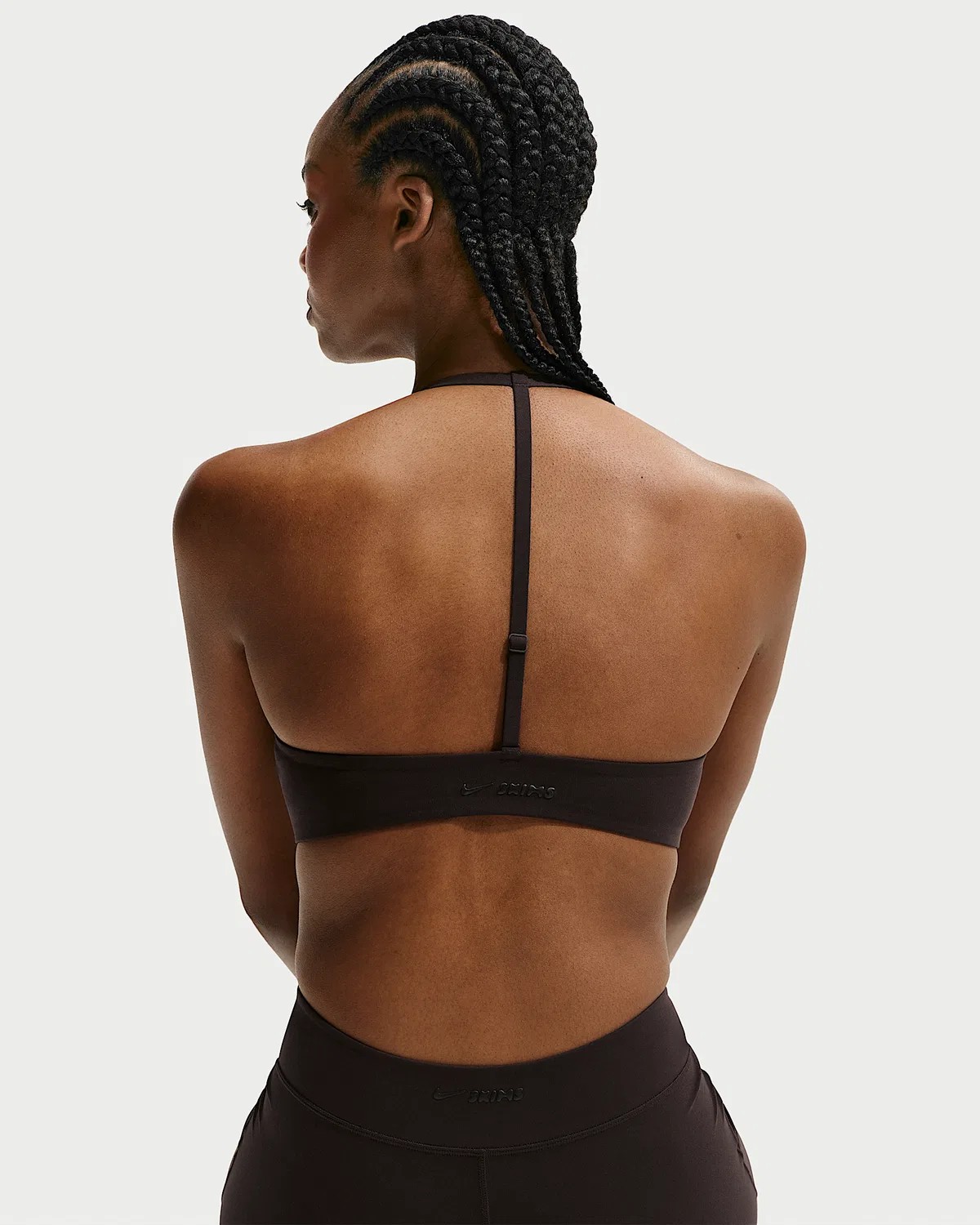 Женский спортивный бюстгальтер Triangle NikeSKIMS Studio Stretch, NSKM Dark Roast/NSKM Dark Roast — фото 2