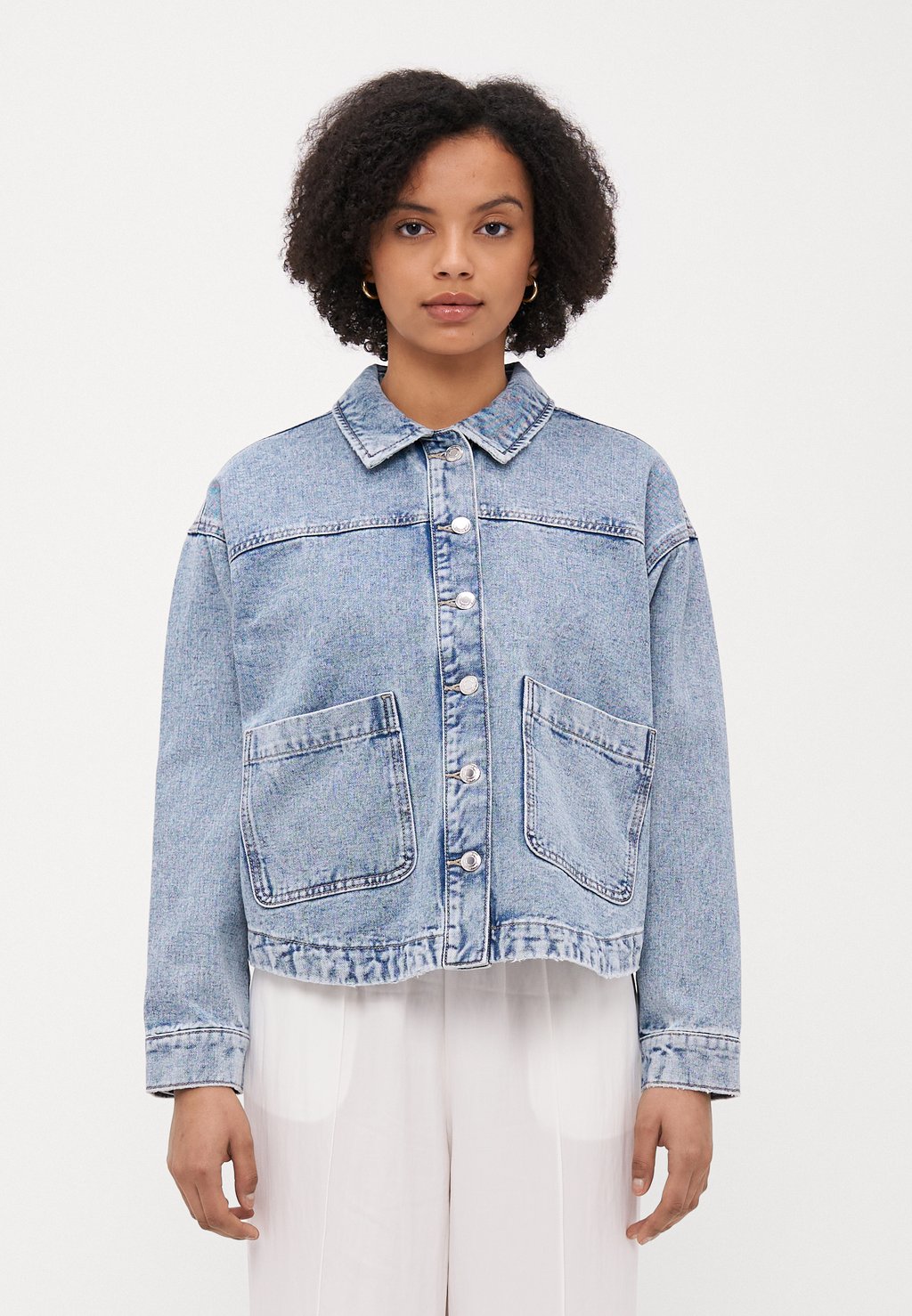 

Джинсовая куртка VMJAMIE SHACKET Vero Moda Petite, цвет Light Blue Denim
