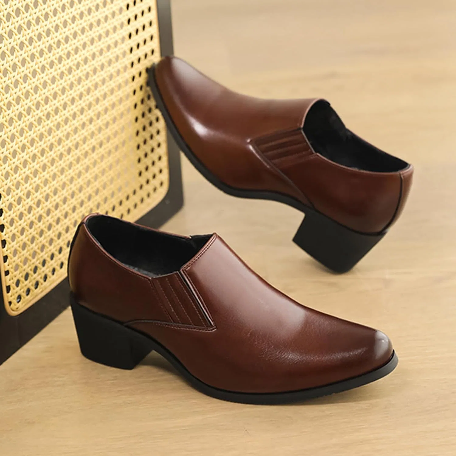 Лоферы кожаные с каблуком, без бренда, модель Men's Leather Chunky Heel Dress Loafers, коричневый ENGEOSNGT — фото 3