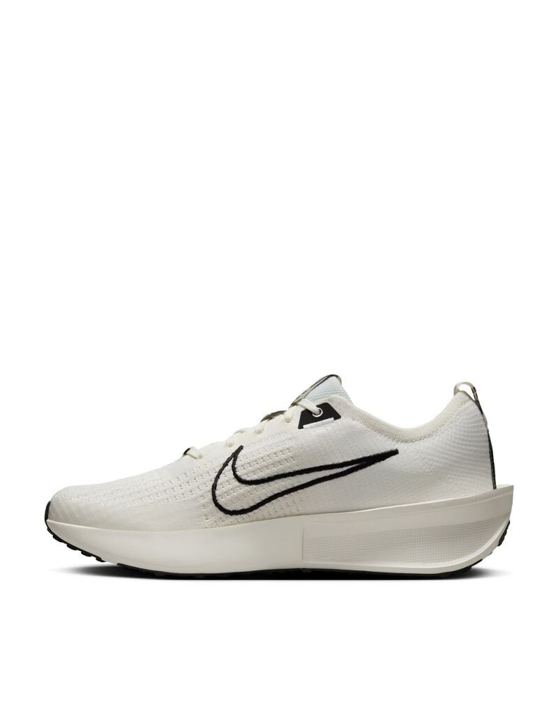 

Белоснежные кроссовки Nike Interact Run SE