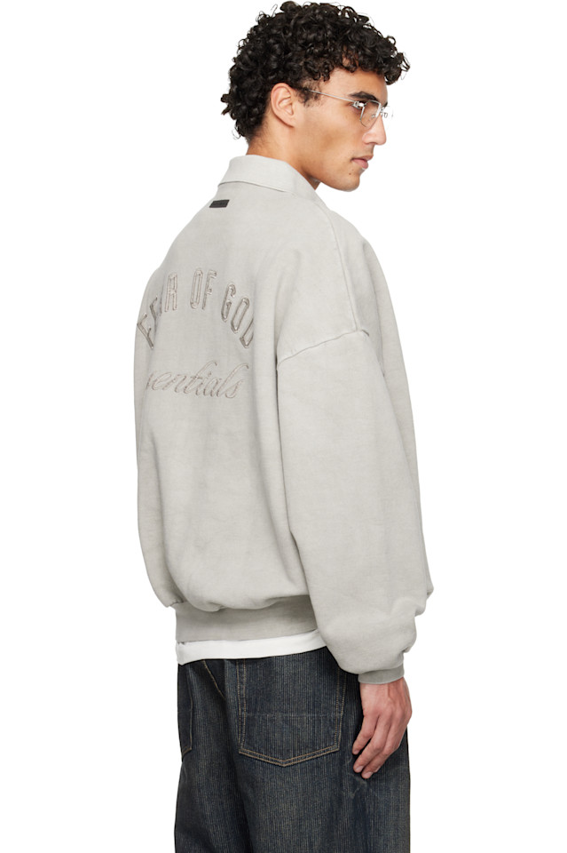 Fear Of God Essentials Классическая поло серого цвета с вышивкой — фото 3