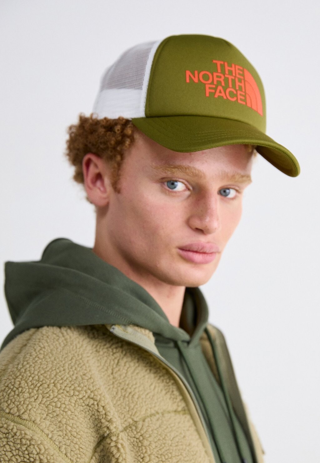 

Бейсболка LOGO TRUCKER UNISEX The North Face, оливковый