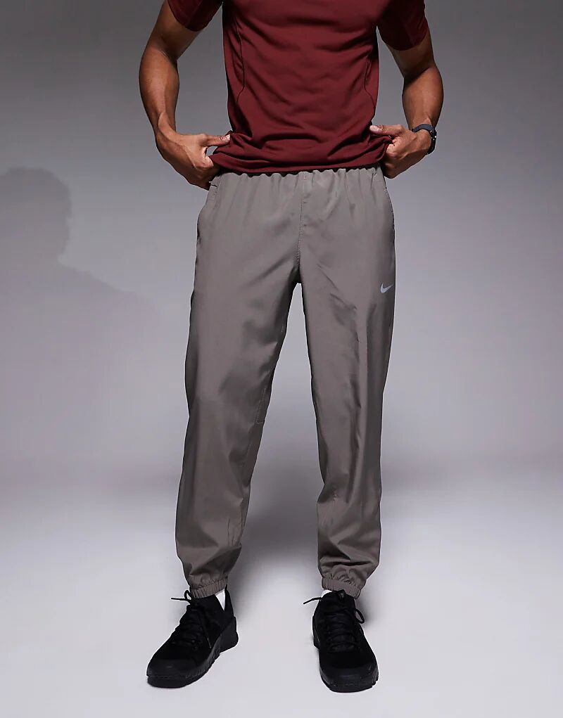 

Джоггеры Nike Training Form Dri-FIT серого цвета