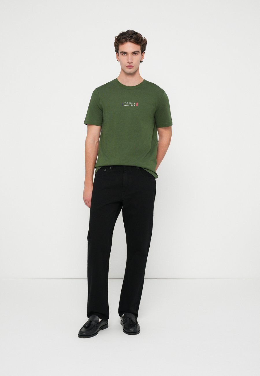 Футболка Tommy Hilfiger BRAND LOVE SMALL CENTER TEE, Mountain Pine/Khaki — фото 2
