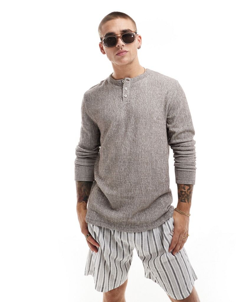 

Мятая футболка с длинными рукавами и горловиной ASOS DESIGN Standard