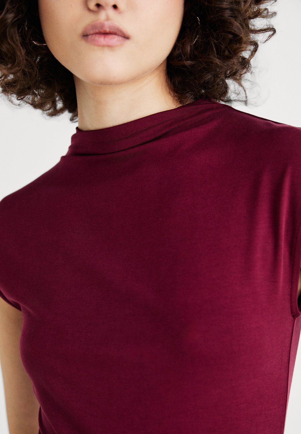 

Базовая футболка SOFT TOUCH FUNNEL NECK Gina Tricot, бордовый