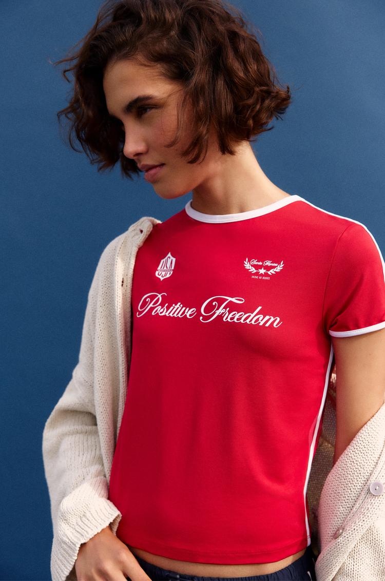 

Укороченная футболка из полиамида Pull And Bear, красный