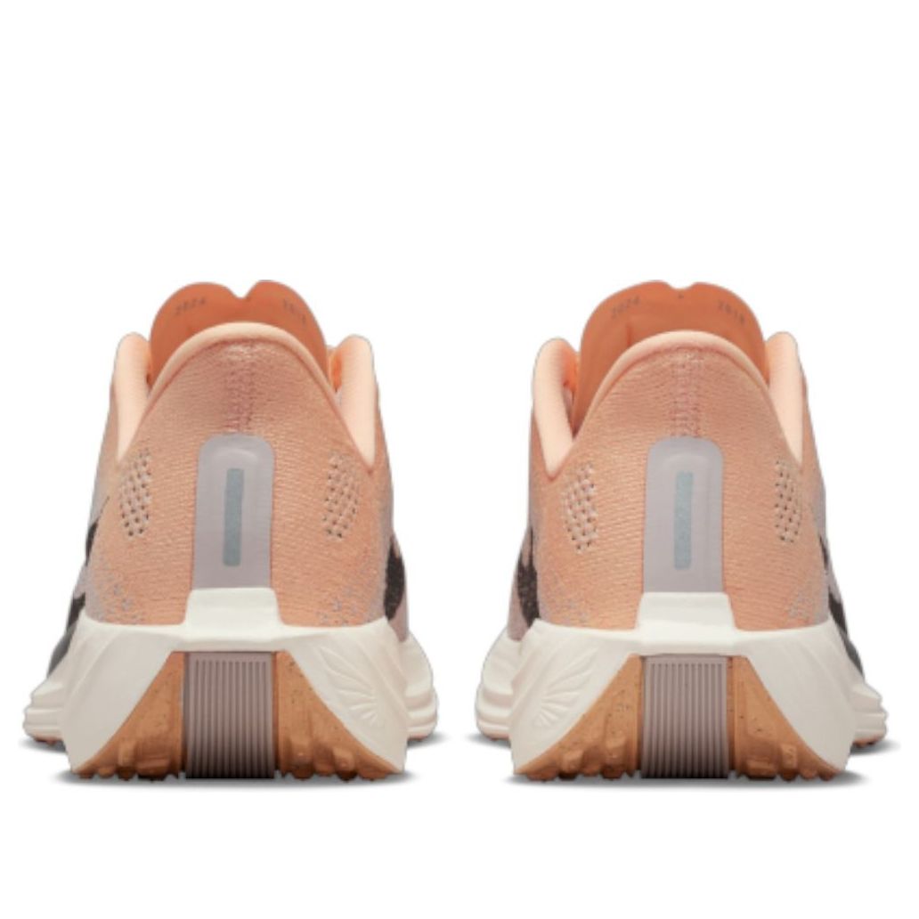 Кроссовки (WMNS) Nike ZoomX Pegasus Plus 'Orange Chalk Cave Stone' — фото 4