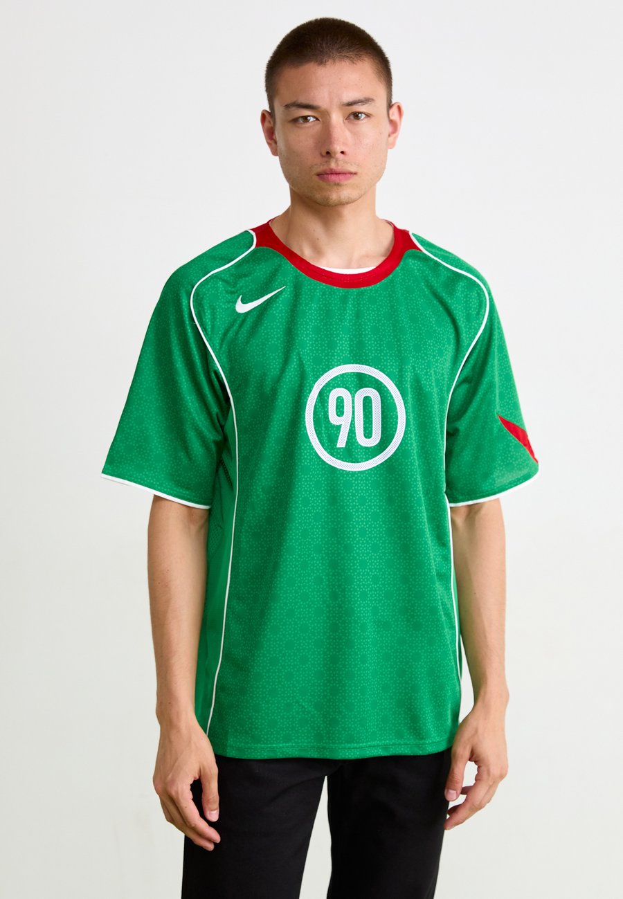 

Футболка Nike Sportswear T-90 FOOTBALL JERSEY, Classic Green/Sport Red/White/Green, Белый, Футболка Nike Sportswear T-90 FOOTBALL JERSEY, Classic Green/Sport Red/White/Green