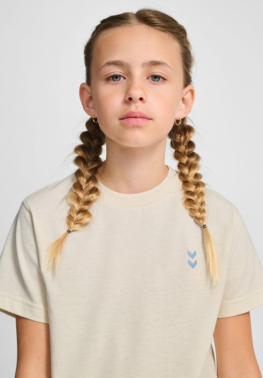 Футболка Hummel Print T-shirt, Tofu/Off-White — фото 4