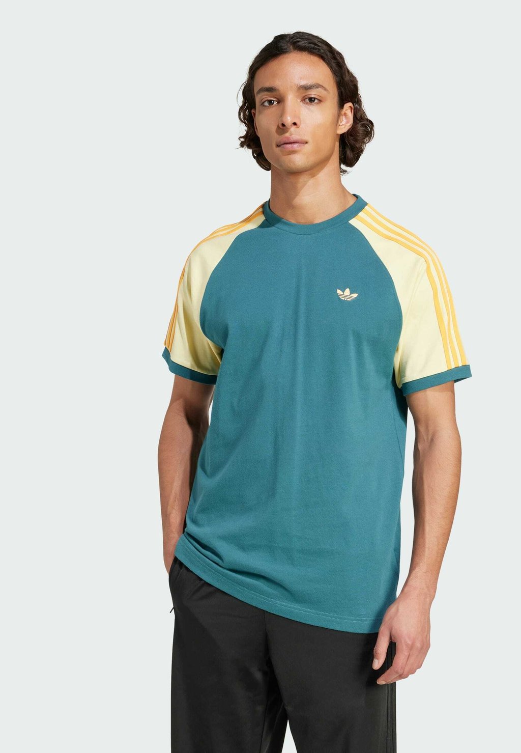 

Футболка с принтом CALI TEE Adidas Originals, зеленый