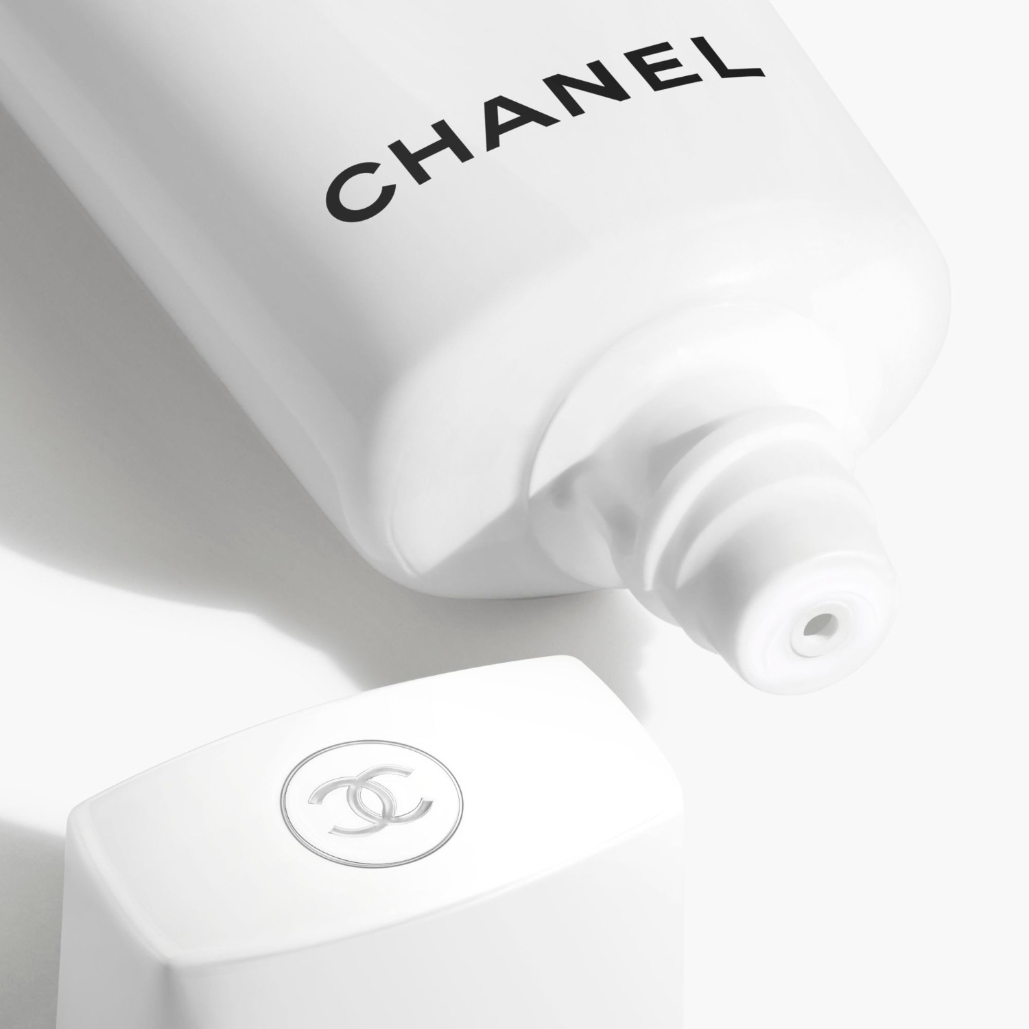 Солнцезащитный крем uv essentiel Chanel, объем 30 мл — фото 2