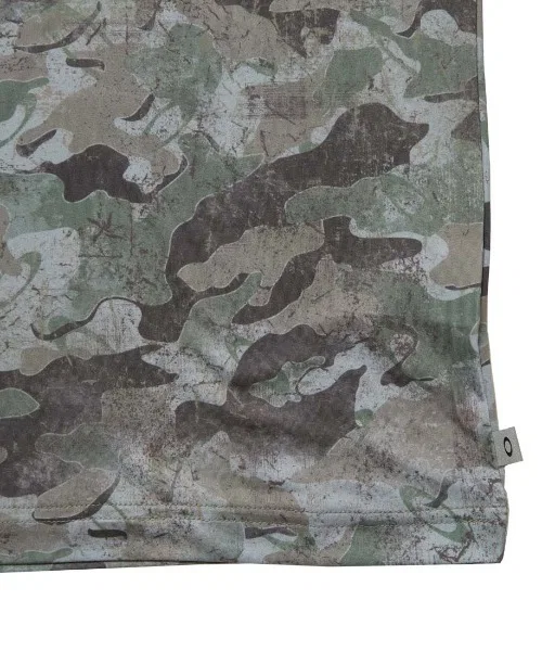 Детская футболка Oakley QD SS Graphic Tee с камуфляжным принтом серо-белая — фото 4