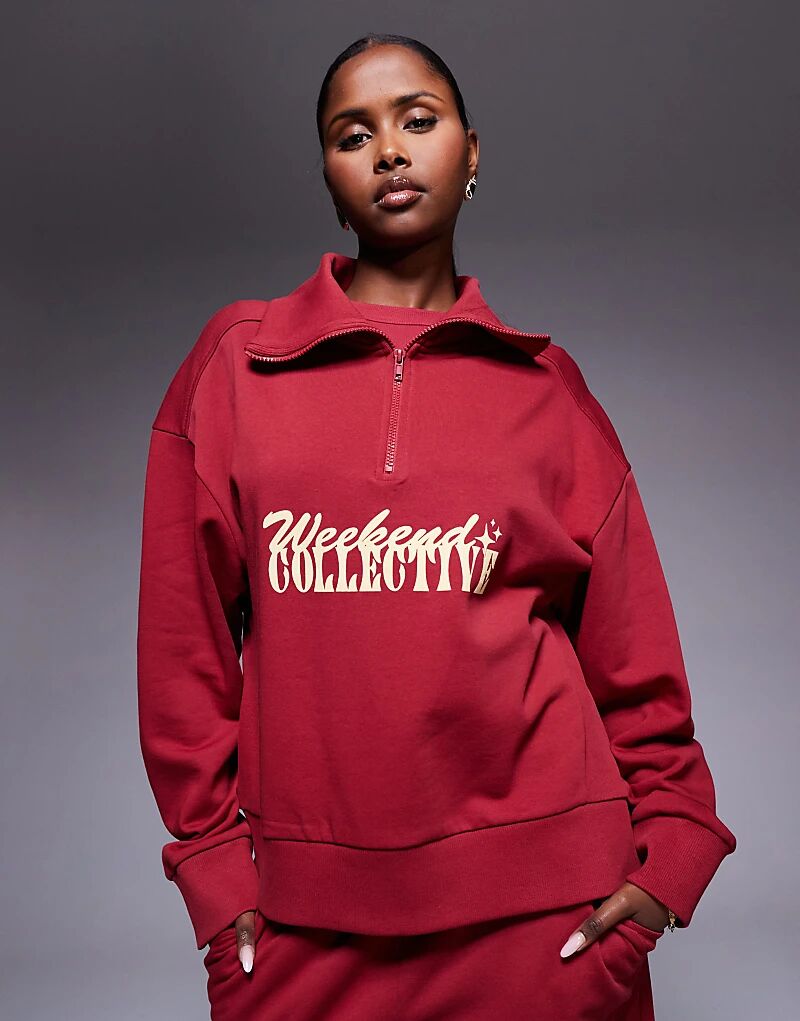 

Толстовка Weekend Collective с застежкой-молнией на половину длины и графикой смешанного шрифта бордового цвета