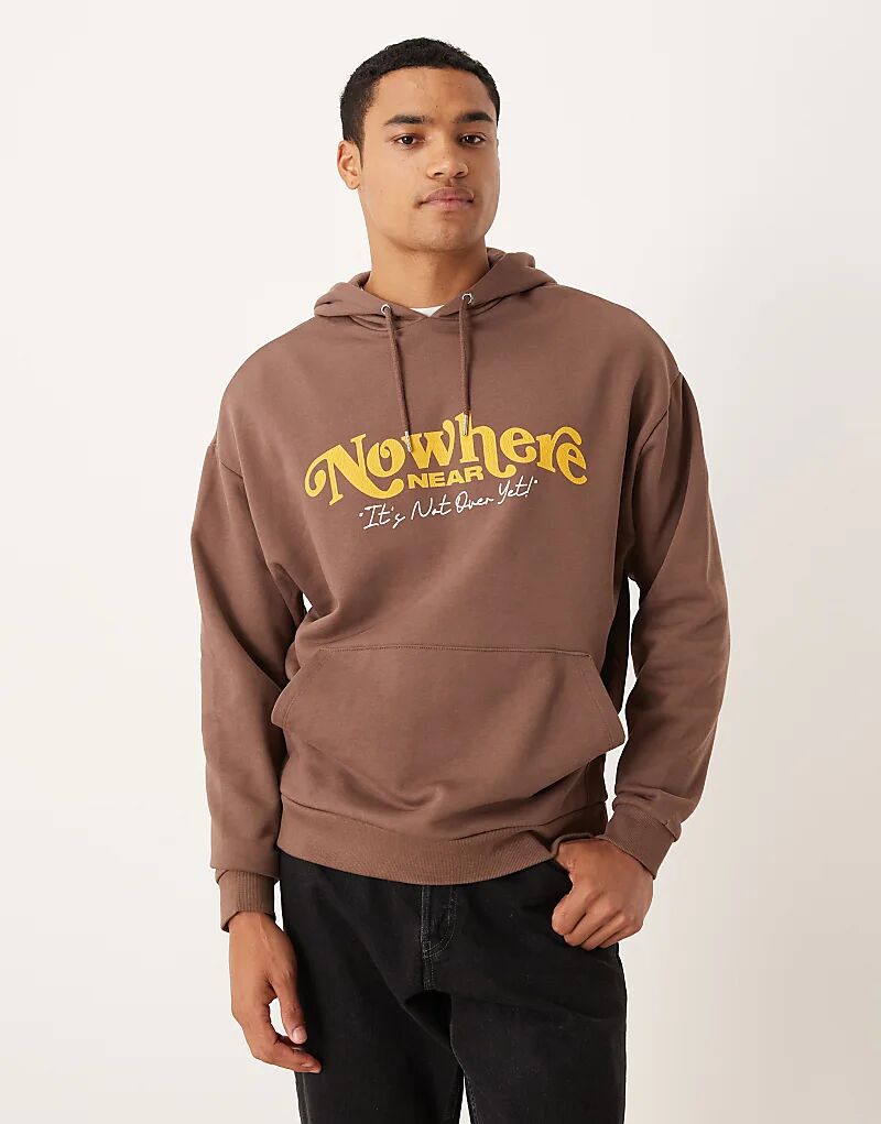 

Толстовка свободного кроя с принтом ASOS DESIGN коричневого цвета