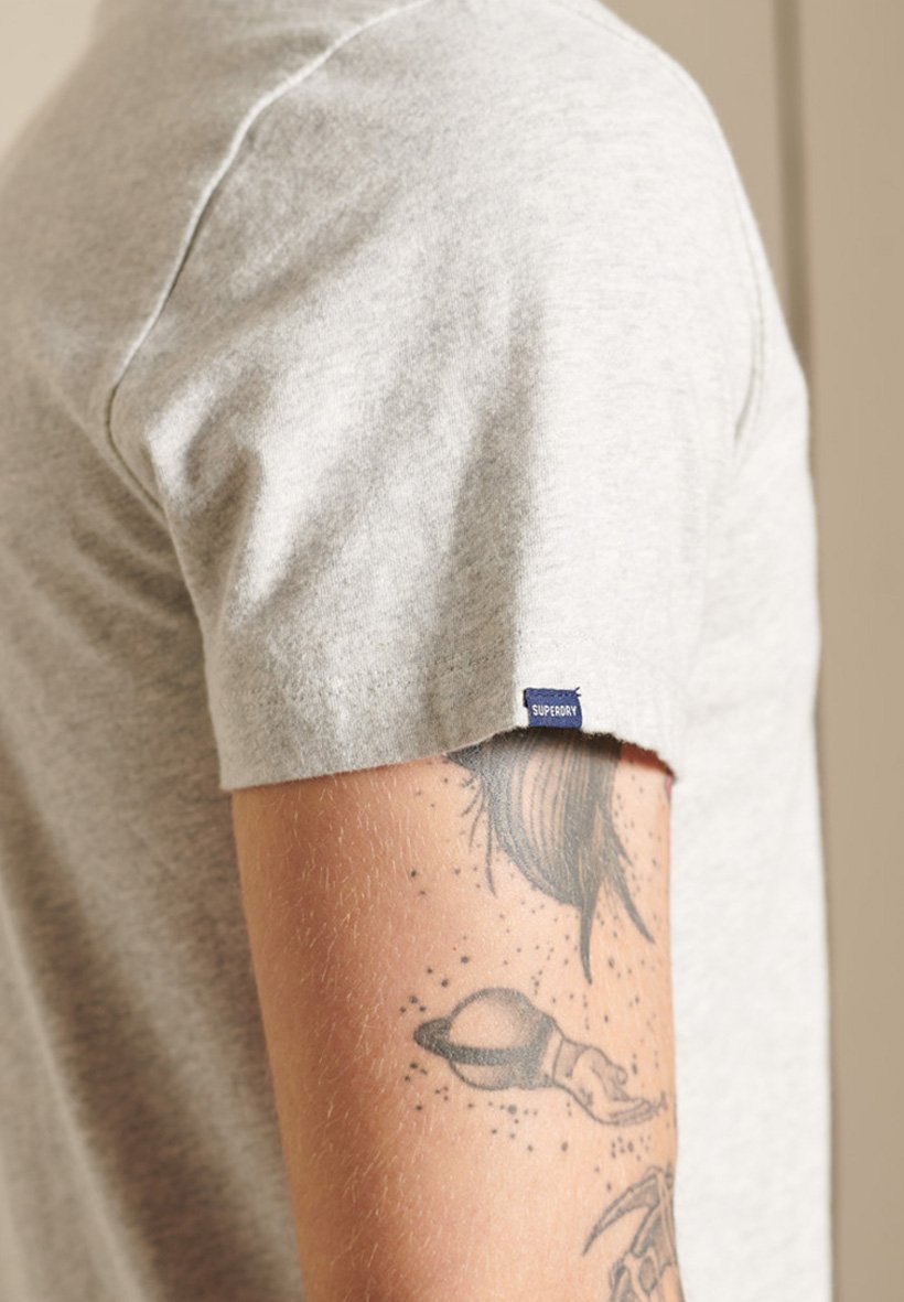 Футболка базовая VINTAGE LOGO V-NECK Superdry, цвет glacier grey marl — фото 3