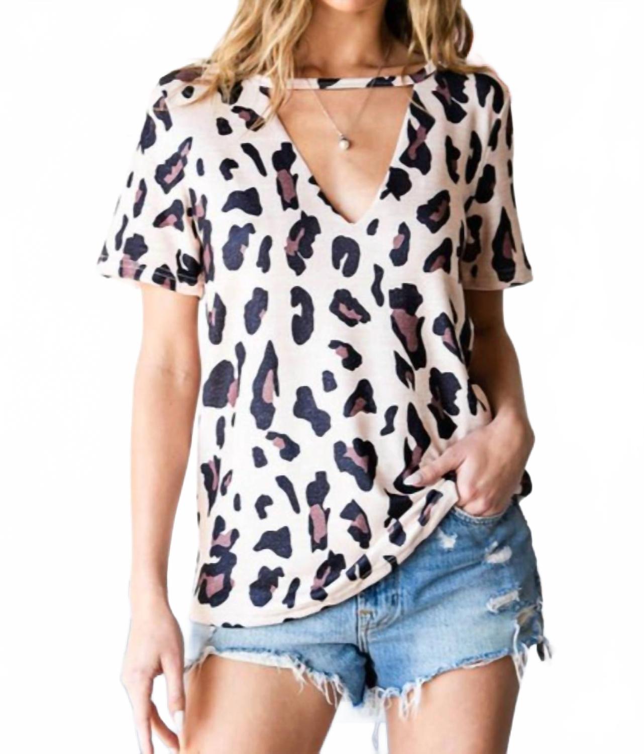 

Леопардовый топ с короткими рукавами и вырезом в бежевом цвете Shiying Fashion