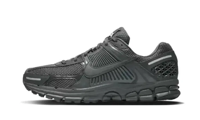 Детские кроссовки с рефлективными деталями Zoom Vomero 5 SP Nike, Schwarz