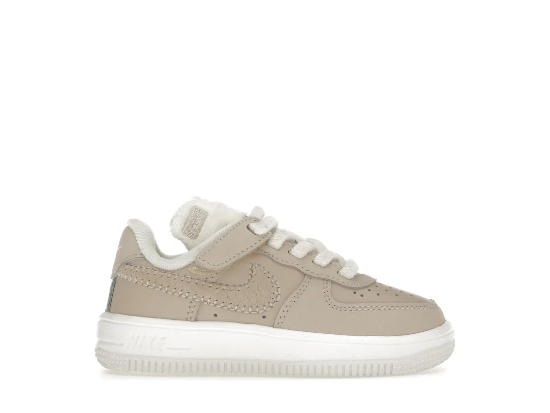 Детские кроссовки Lifestyle с системой EasyOn Nike Force 1 Low SE, Sanddrift Sail Dark Raisin Pale Ivory