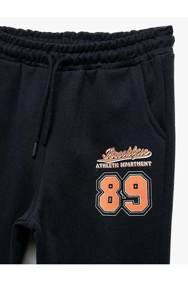 Детские спортивные штаны для мальчиков с принтом Printed detailed pocketed fleece-lined jogger sweatpants Koton, Navy Blue — фото 3