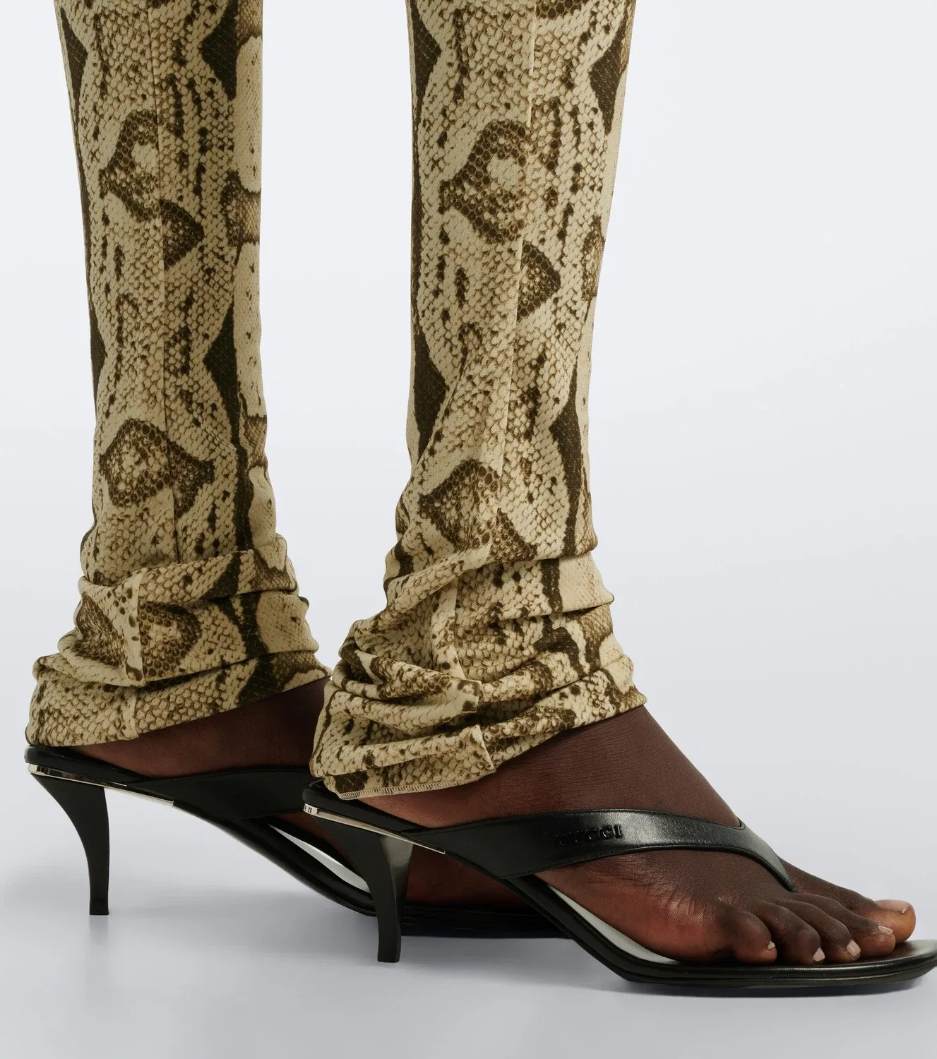 Леггинсы с змеиным принтом Gucci, бежевый — фото 4