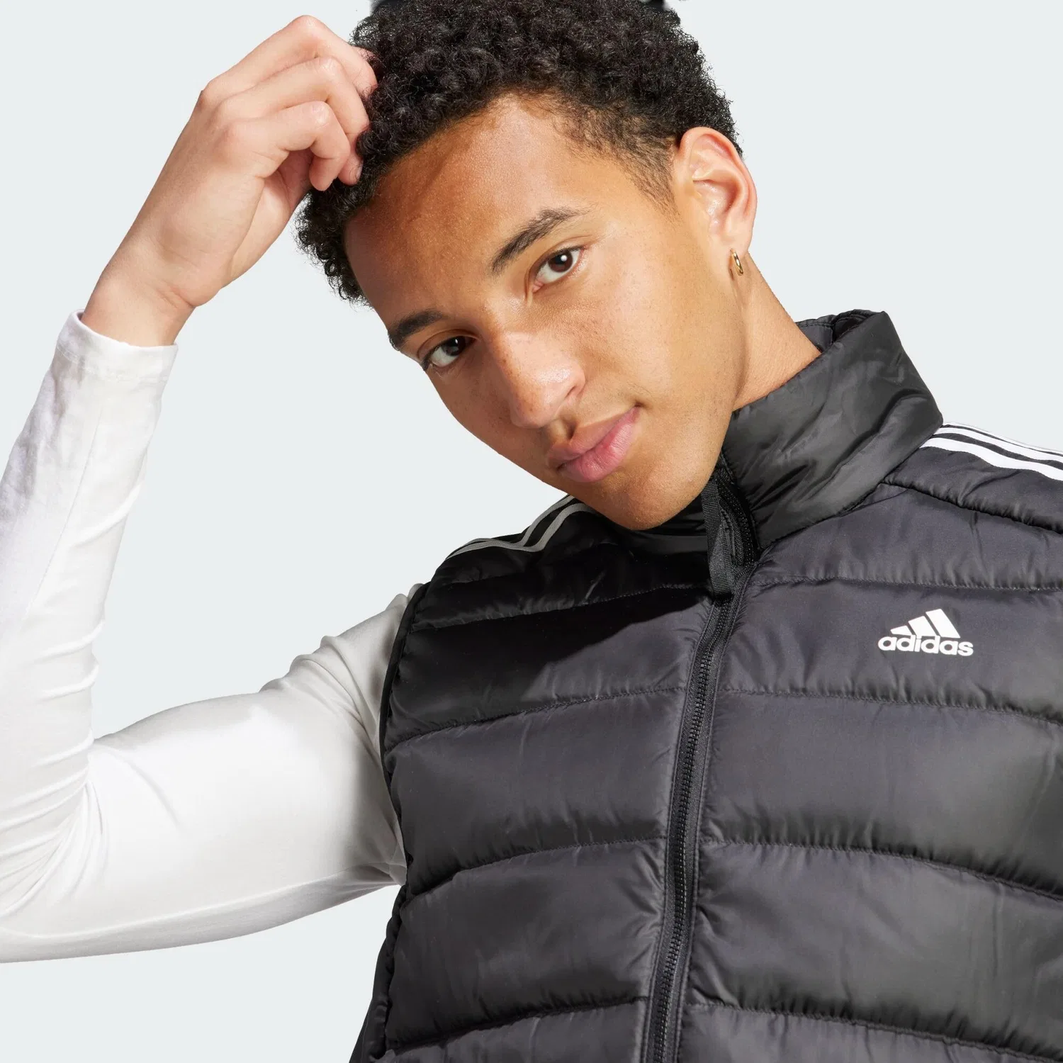 Мужская утепленная жилетка Essentials 3-Streifen Light Daunenweste Adidas, Schwarz — фото 4