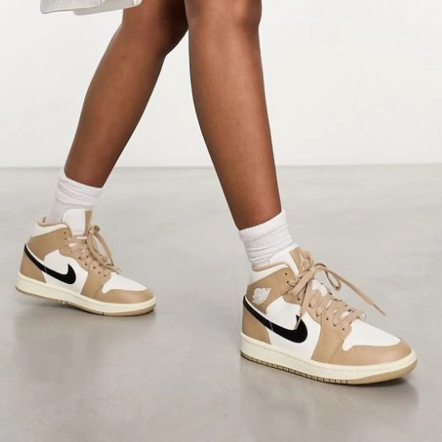 Кроссовки Nike Air Jordan 1 Mid, белый/бежевый — фото 2