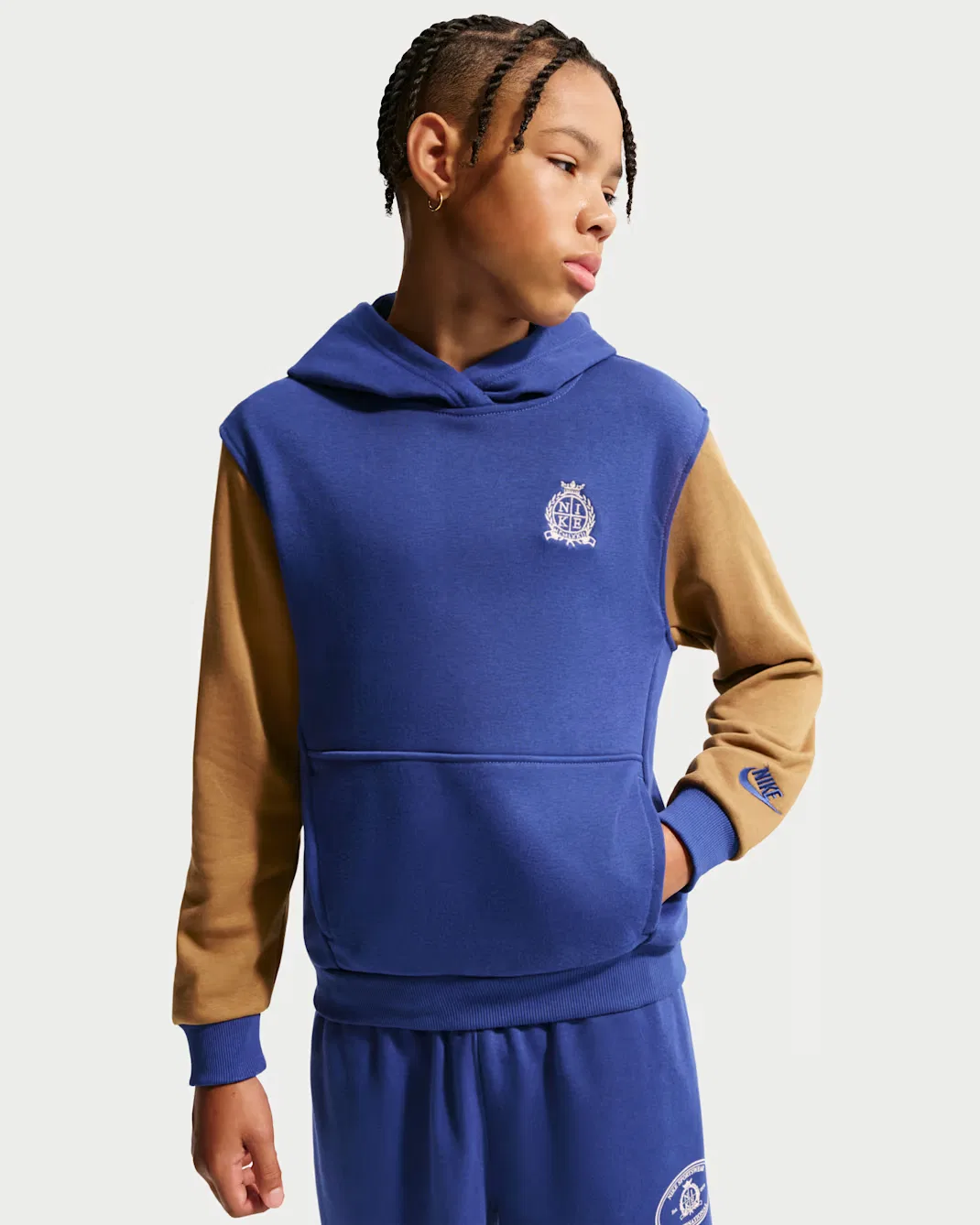 Толстовка из французского махрового трикотажа для детей постарше Nike Sportswear Club, Deep Royal Blue/Ale Brown/Sanddrift/Black