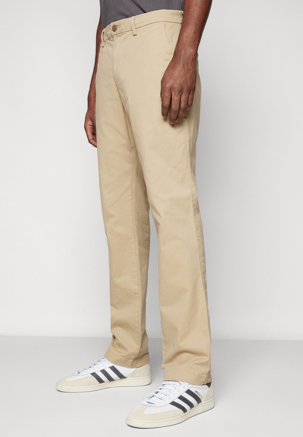 Чино ESSENTIAL STRAIGHT FIT GAP, цвет iconic khaki — фото 4
