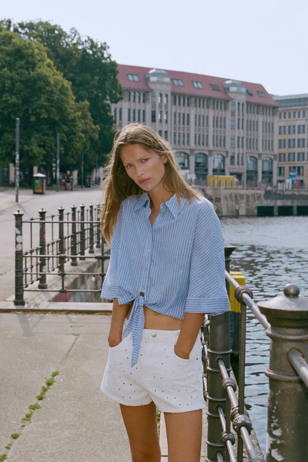 Z1975 Шорты средней посадки с перфорацией и вышивкой ZARA, ecru-white