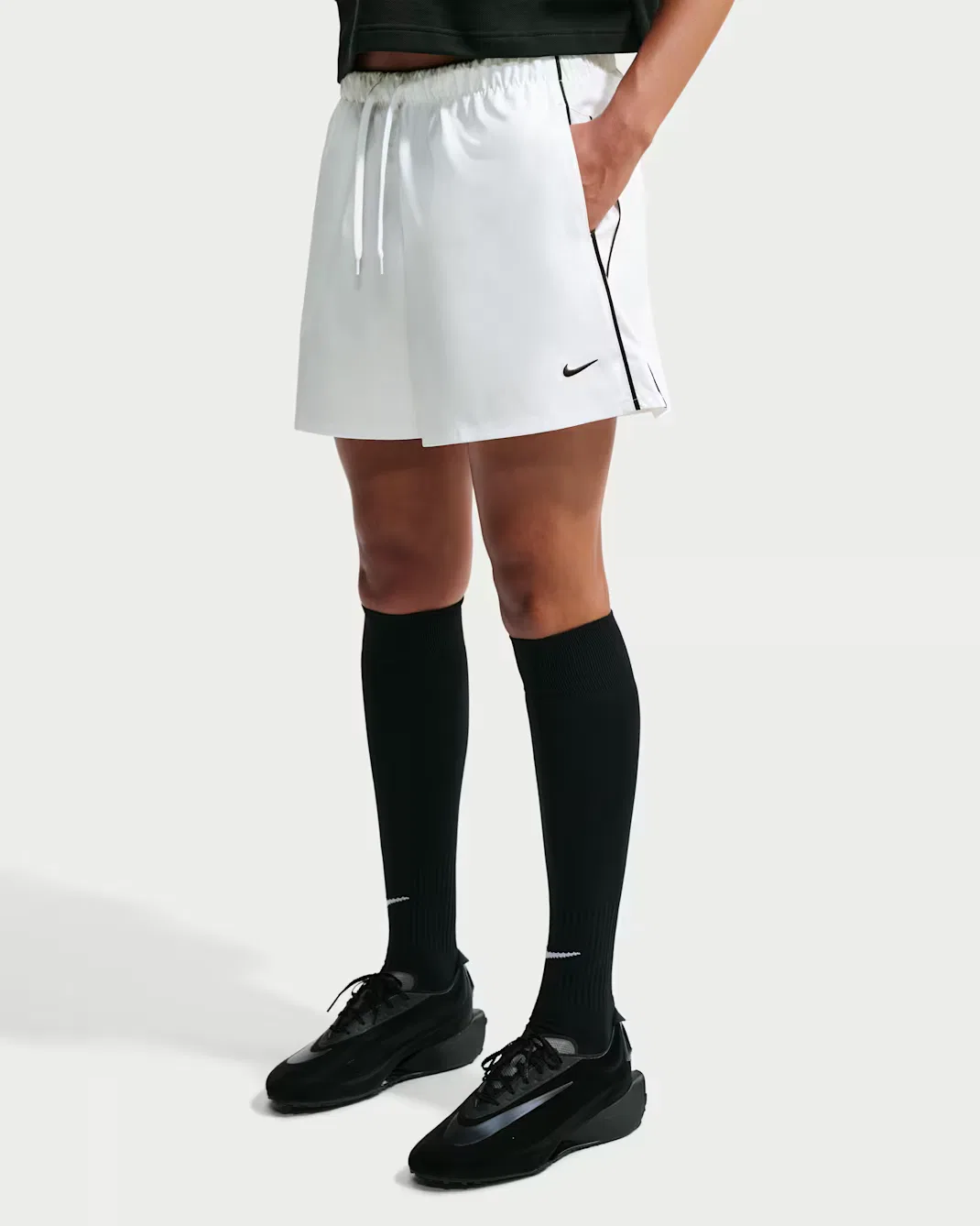 Женские свободные шорты со средней посадкой Nike Sportswear, White/Black/Black — фото 2