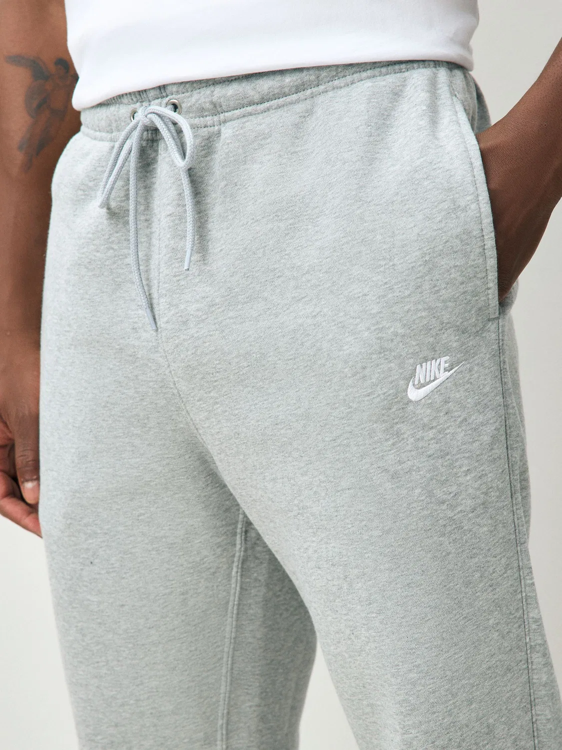 Светло-серые флисовые джоггеры с манжетами Nike Marl Club — фото 4