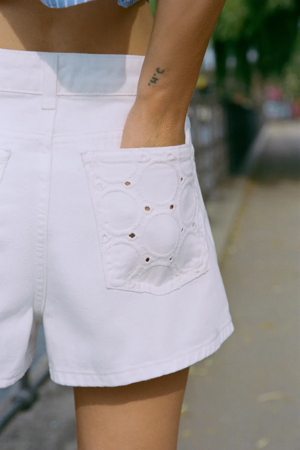 Z1975 Шорты средней посадки с перфорацией и вышивкой ZARA, ecru-white — фото 4