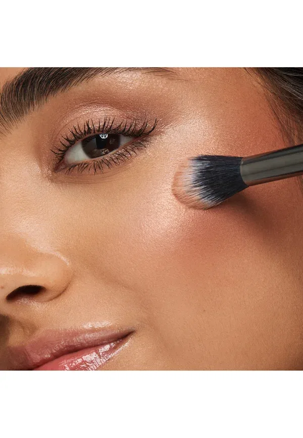 Кисть для хайлайтера Face 17 - кисть для макияжа Kiko Milano — фото 3