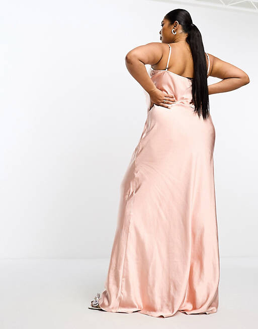 

Атласное платье макси с воротником-хомутом Pretty Lavish Curve Bridesmaid Keisha