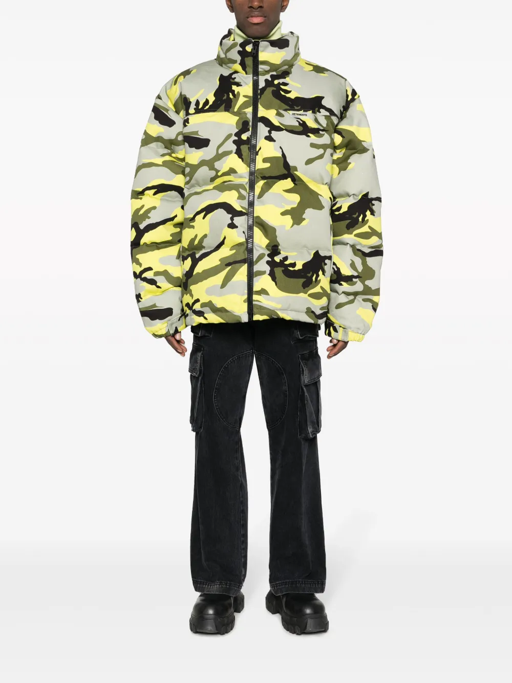Пуховик с камуфляжным принтом VETEMENTS, зеленый — фото 2