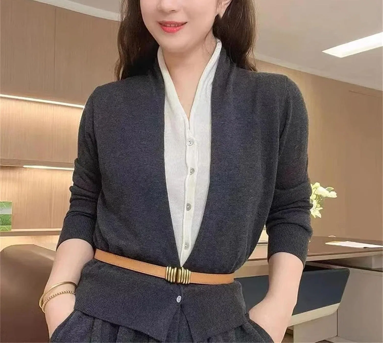 Женский кардиган V-образным вырезом, модель Spring Sweater Knit, тёмно-серый — фото 3