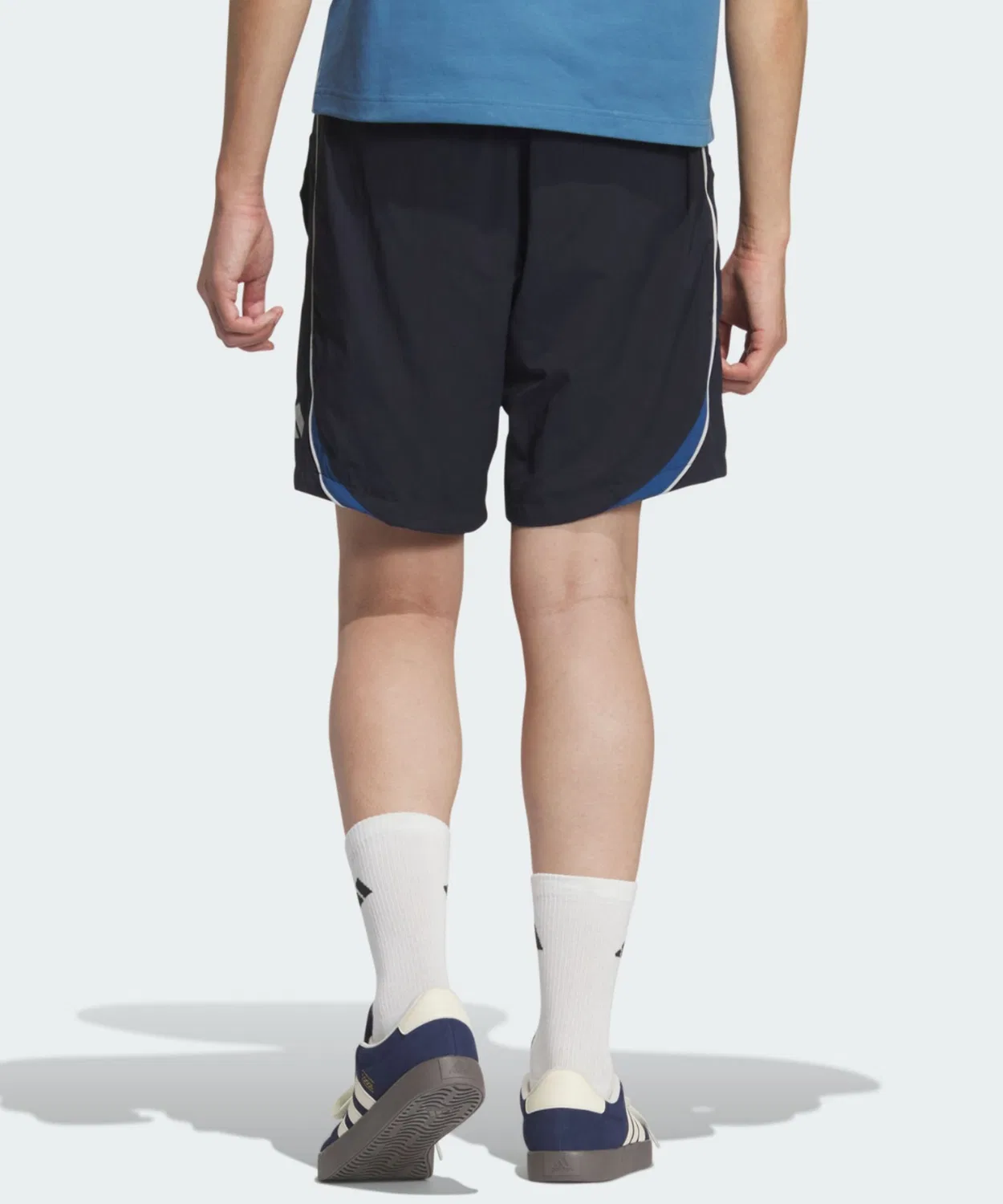 Мужские шорты свободного кроя из легкой ткани с длиной 20 см Adidas Brand Love, Blue — фото 2