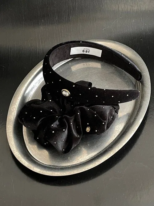 Резинка для волос бархатная Cameo Gold Dot Velvet Volume Scrunchie, чёрная, OAR — фото 2