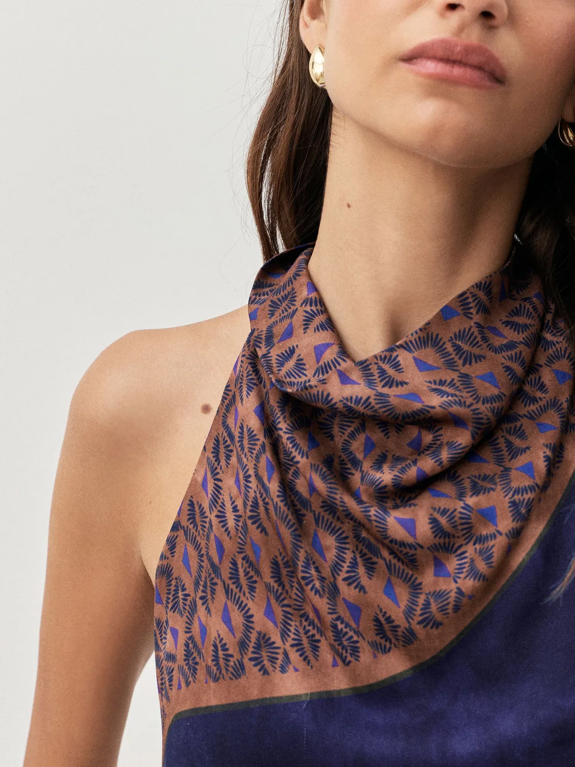 Шарф в стиле пэчворк с принтом N. Атласный топ с лямкой премиум-класса Next, Patchwork Scarf Print — фото 4