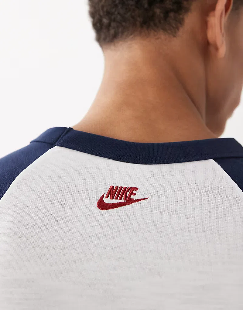 Футболка Nike Club с центральным логотипом, рукав реглан 3/4, белая и темно-синяя — фото 3