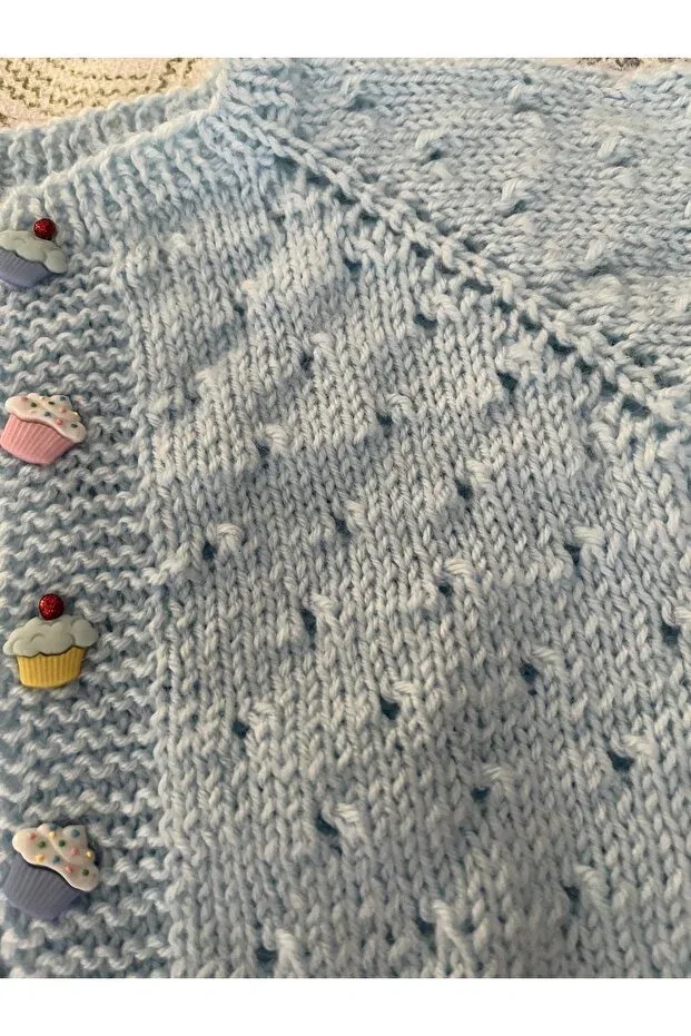 Детский кардиган для девочек хлопковый Hand knitted light blue baby cardigan with cupcake buttons made of 100% organic cotton Lunera, Blue — фото 3