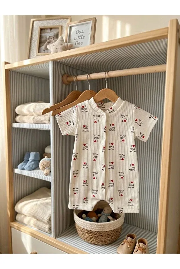 Детский комбинезон с коротким рукавом с принтом Omy, Mom&Dad — фото 4