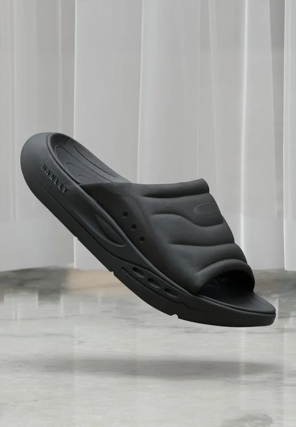 Студийные мулы Oakley, Blackout