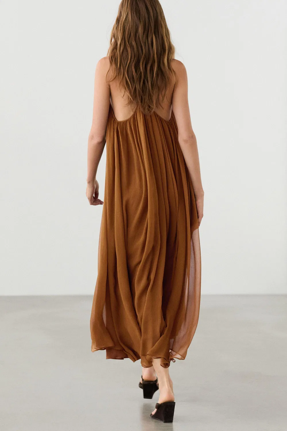 Платье миди из 100% шелка со сборками Massimo Dutti, Mole Brown — фото 3