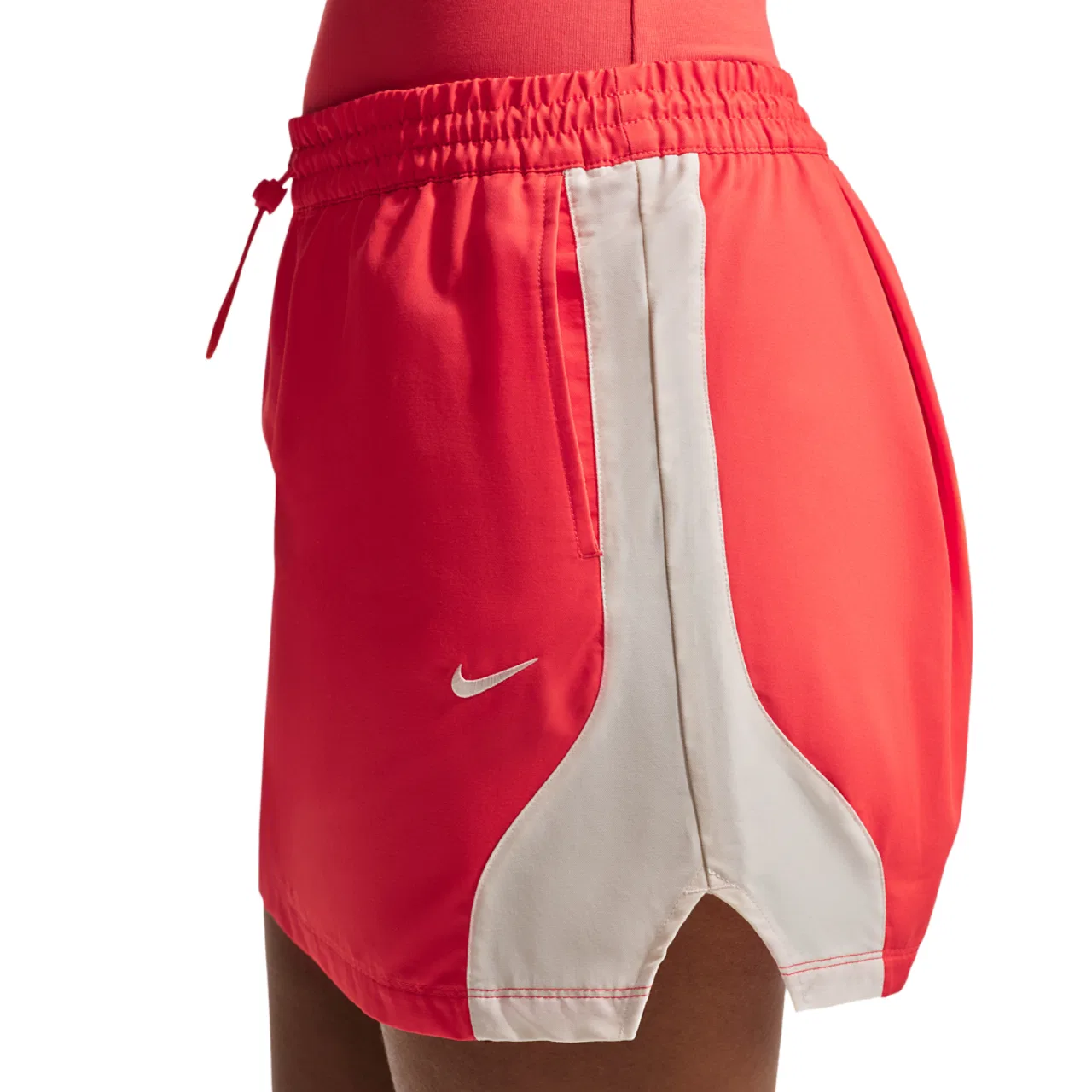 Юбка мини для женщин Nike NSW Street Mr Mini Skirt, цвет Lt Crimson/Chalk/Chalk — фото 2