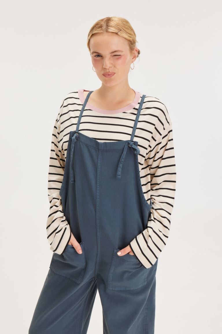 

Джинсовый комбинезон с завязкой Monki, синий
